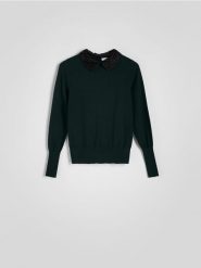 Sweter z ozdobnym kołnierzem - ciemnozielony. Zielone swetry nierozpinane damskie Reserved, l, bez wzorów, z dzianiny, bez kołnierzyka, bez ramiączek. W wyprzedaży za 39.99 zł.