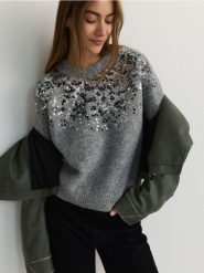 Sweter z cekinami - jasnoszary. Szare swetry nierozpinane damskie Reserved, l, bez wzorów, z dzianiny, bez kołnierzyka, bez ramiączek. W wyprzedaży za 89.99 zł.