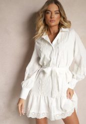 Biała Sukienka Koszulowa z Wiskozy z Bawełną Ozdobiona Paskiem i Koronką Korresil. Białe sukienki damskie Renee, na co dzień, m, z aplikacjami, z bawełny, eleganckie, bez kołnierzyka, bez ramiączek, mini, kopertowe. Za 119.99 zł.