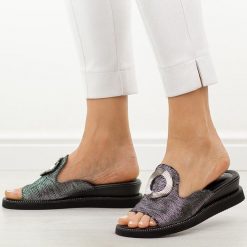 Czarne klapki damskie na koturnie M.Daszyński 2267-7 26. Czarne klapki damskie M.Daszyński, na lato, z aplikacjami, ze skóry, casualowe, z okrągłym noskiem, bez obcasa, na koturnie, bez zapięcia. Za 169.00 zł.