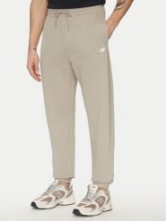 New Balance Spodnie dresowe Essentials MP41519 Beżowy Relaxed Fit. Brązowe spodnie sportowe męskie New Balance, l, bez wzorów, z dresówki. Za 169.99 zł.