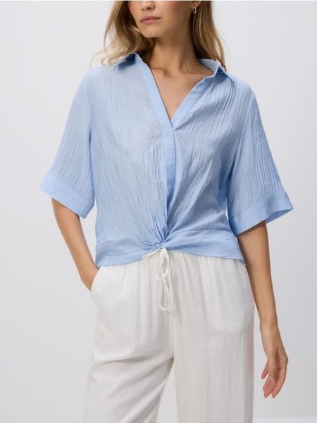 Koszula z efektem gniecenia - jasnoniebieski. Niebieskie koszule damskie Reserved, l, bez wzorów, z wiskozy, bez kołnierzyka, bez ramiączek. W wyprzedaży za 39.99 zł.