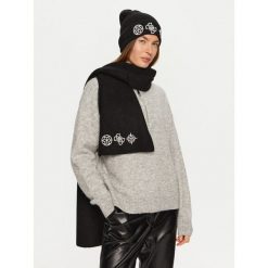 Czapka Guess. Czarne czapki damskie Guess, na zimę, z aplikacjami. Za 139.99 zł.