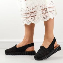 Czarne plecione sandały, buty damskie T.Sokolski 806. Czarne obuwie sportowe damskie Sokolski, bez wzorów, z tkaniny, bez zapięcia. W wyprzedaży za 161.10 zł.