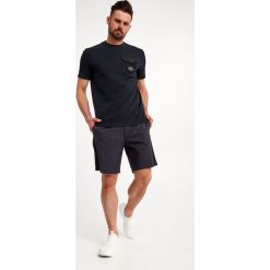 Bermudy ARMANI EXCHANGE. Szorty męskie Armani Exchange, bez wzorów. W wyprzedaży za 285.67 zł.