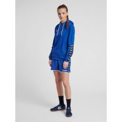 Hummel bluza damska sportowa hml Authentic Poly Hoodie Woman niebieska. Niebieskie bluzy damskie Hummel, l, bez wzorów, sportowe, bez ramiączek, z kapturem. Za 97.00 zł.