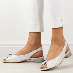 Srebrne satynowe sandały damskie na obcasie T.Sokolski L26-136s. Szare sandały damskie Sokolski, bez wzorów, z satyny, bez obcasa, na obcasie, bez zapięcia. Za 179.00 zł.