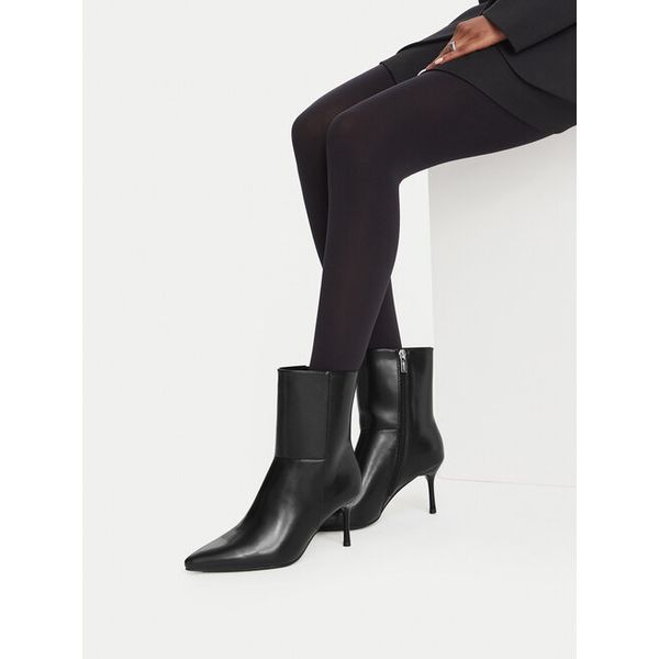 Botki JENNY. Czarne botki damskie Jenny, bez wzorów, bez obcasa, na szpilce, bez zapięcia. Za 179.99 zł.