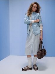 Koszula jeansowa oversize - niebieski. Niebieskie koszule damskie Sinsay, l, bez wzorów, z jeansu, bez kołnierzyka, bez ramiączek. Za 59.99 zł.