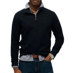Klasyczny sweter z kołnierzem typu półgolf Superdry Essential. Czarne swetry męskie Superdry, xl, z aplikacjami, z materiału, klasyczne, bez kołnierzyka, bez ramiączek. Za 341.25 zł.