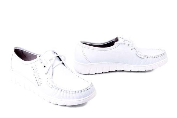 SOLO 068SZ biały gr, półbuty damskie. Białe półbuty damskie Solo, bez wzorów, bez obcasa, bez zapięcia. Za 264.90 zł.