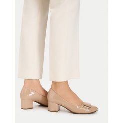 Czółenka JENNY. Brązowe czółenka damskie Jenny, bez wzorów, bez obcasa, bez zapięcia. Za 129.99 zł.