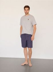 Dwuczęściowa piżama z haftem - ciemnoszary. Szare piżamy męskie Reserved, l, bez wzorów, z bawełny, bez kołnierzyka, bez ramiączek. W wyprzedaży za 69.99 zł.