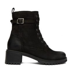 Trzewiki Lasocki. Czarne botki damskie Lasocki, bez wzorów, bez obcasa, na słupku, bez zapięcia. Za 199.99 zł.