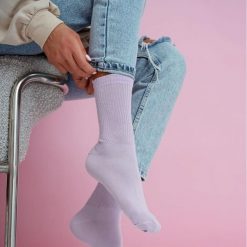 Fioletowe skarpetki damskie 1223. Fioletowe skarpetki damskie Milena, bez wzorów, z bawełny. Za 16.90 zł.