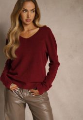 Bordowy Sweter z Wełną i Wiskozą z Trójkątnym Dekoltem Kaitte. Czerwone swetry nierozpinane damskie Renee, bez wzorów, z jeansu, casualowe, bez kołnierzyka, bez ramiączek. Za 99.99 zł.