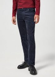 WRANGLER MĘSKIE SPODNIE SZTRUKSOWE GREENSBORO DARK NAVY 112358044 W15Q008616. Niebieskie jeansy męskie Wrangler, z jeansu. Za 219.99 zł.