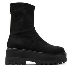 Botki Calvin Klein Jeans. Czarne botki damskie Calvin Klein Jeans, bez wzorów, z jeansu, bez obcasa, na płaskiej podeszwie, bez zapięcia. Za 419.99 zł.