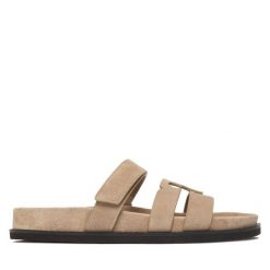 Klapki Tory Burch. Brązowe klapki damskie Tory Burch, bez wzorów, sportowe, bez obcasa, bez zapięcia. Za 1,659.00 zł.