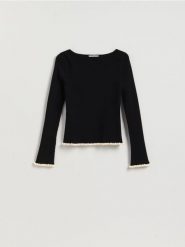 Sweter z ozdobnym wykończeniem - czarny. Czarne swetry nierozpinane damskie Reserved, l, bez wzorów, z dzianiny, bez kołnierzyka, bez ramiączek. Za 99.99 zł.