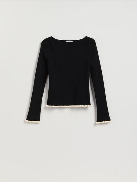 Sweter z ozdobnym wykończeniem - czarny. Czarne swetry nierozpinane damskie Reserved, l, bez wzorów, z dzianiny, bez kołnierzyka, bez ramiączek. Za 99.99 zł.