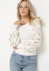 Biały Sweter z Wiskozą z Ozdobnymi Ażurowymi Rękawami Ivelvila. Białe swetry nierozpinane damskie Born2be, z aplikacjami, z jeansu, eleganckie, bez kołnierzyka, bez ramiączek. Za 69.99 zł.