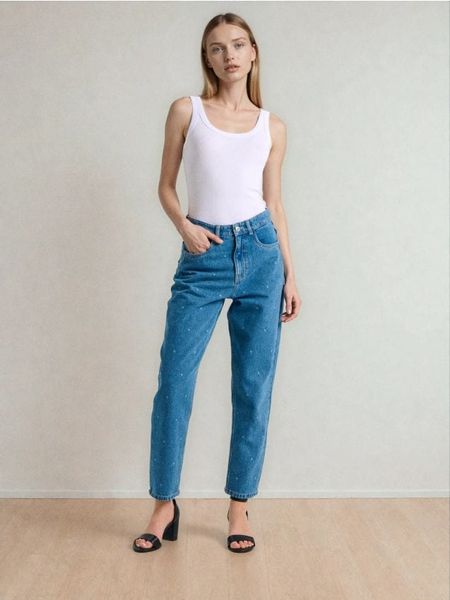 Jeansy mom fit w kropki - niebieski. Niebieskie jeansy damskie Sinsay, bez wzorów, z denimu. Za 59.99 zł.