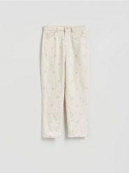 Jeansy mom z haftem - złamana biel. Jeansy damskie Reserved, bez wzorów, z bawełny. Za 159.99 zł.