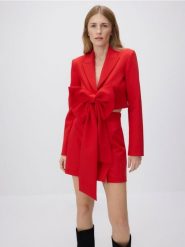 Krótka marynarka z kokardą - czerwony. Czerwone marynarki i żakiety damskie Reserved, bez wzorów, z tkaniny, bez kołnierzyka, bez ramiączek. W wyprzedaży za 199.99 zł.