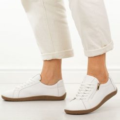 Białe skórzane półbuty damskie barefoot M.Daszyński Ol38-4. Białe półbuty damskie M.Daszyński, na jesień, bez wzorów, z jeansu, klasyczne, bez obcasa, na płaskiej podeszwie, bez zapięcia. W wyprzedaży za 206.10 zł.