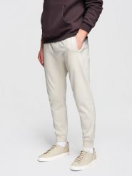 Męskie spodnie dresowe ze ściągaczem przy nogawce BASIC jogger - kremowe V11 - Rozmiar: S. Białe spodnie sportowe męskie Ombre Clothing, m, z aplikacjami, z bawełny, trekkingowe. W wyprzedaży za 118.99 zł.