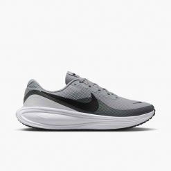 Buty sportowe męskie Nike Revolution 8. Czarne buty sportowe męskie Nike, bez wzorów, bez zapięcia, do biegania, Nike Revolution. Za 251.99 zł.