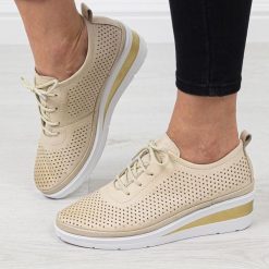 Beżowe skórzane ażurowe półbuty damskie na koturnie T.Sokolski 150. Brązowe półbuty damskie Sokolski, w ażurowe wzory, ze skóry, bez obcasa, na koturnie, bez zapięcia. Za 299.00 zł.