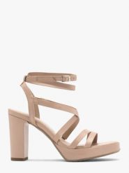 Beżowe sandały z ozdobnych paseczków. Brązowe sandały damskie Ryłko, bez wzorów, z gumy, bez obcasa, na słupku, bez zapięcia. W wyprzedaży za 259.99 zł.