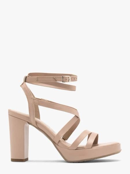 Beżowe sandały z ozdobnych paseczków. Brązowe sandały damskie Ryłko, bez wzorów, z gumy, bez obcasa, na słupku, bez zapięcia. W wyprzedaży za 259.99 zł.