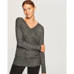 Sweter z dekoltem w serek - Szary. Szare swetry męskie Reserved, l, bez wzorów, bez kołnierzyka, bez ramiączek. Za 99.99 zł.