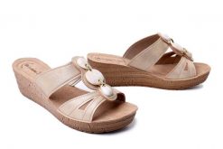 INBLU GM-52 026 piaskowy, klapki damskie. Brązowe klapki damskie Inblu, na lato, bez wzorów, bez obcasa, na koturnie, bez zapięcia. Za 84.99 zł.