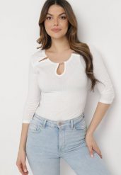 Biała Bawełniana Bluzka z Prążkowanej Dzianiny z Rękawami 3/4 i Wycięciem przy Dekolcie Xireal. Białe bluzki damskie Born2be, bez wzorów, z bawełny, eleganckie, bez kołnierzyka, bez ramiączek. Za 34.99 zł.