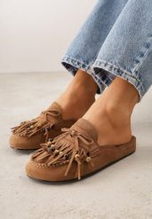 Jasnobrązowe Klapki VICES Typu Mule z Koralikami Frędzlami i Kokardą Dioleora. Brązowe klapki damskie Born2be, z aplikacjami, eleganckie, bez obcasa, na płaskiej podeszwie, bez zapięcia. Za 119.99 zł.