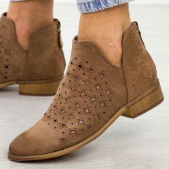 Brązowe ażurowe zamszowe botki damskie Potocki 12664. Brązowe botki damskie POTOCKI, na jesień, w ażurowe wzory, z jeansu, biznesowe, bez obcasa, na płaskiej podeszwie, bez zapięcia. Za 219.00 zł.
