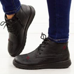 Czarne botki damskie Potocki 90363. Czarne botki damskie POTOCKI, na jesień, bez wzorów, z jeansu, eleganckie, z okrągłym noskiem, bez obcasa, na płaskiej podeszwie, bez zapięcia. Za 169.00 zł.