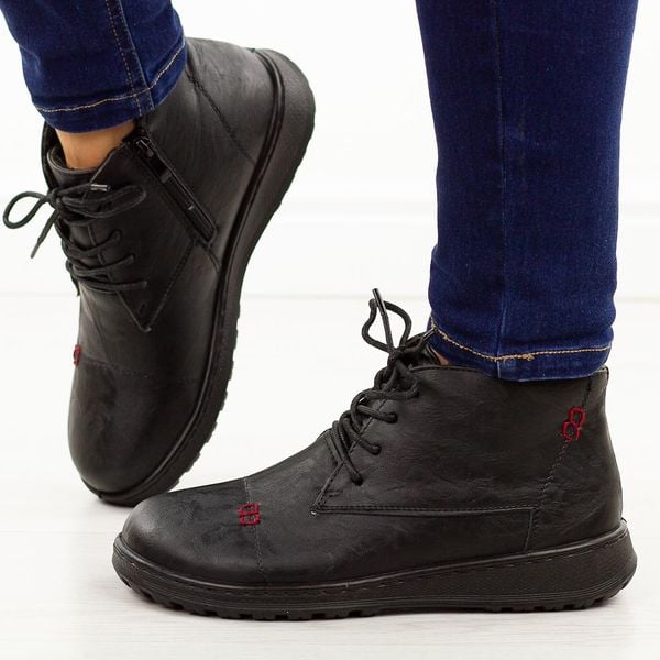 Czarne botki damskie Potocki 90363. Czarne botki damskie POTOCKI, na jesień, bez wzorów, z jeansu, eleganckie, z okrągłym noskiem, bez obcasa, na płaskiej podeszwie, bez zapięcia. Za 169.00 zł.