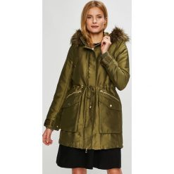 Guess Jeans - Parka. Zielone parki damskie Guess Jeans, l, z aplikacjami, z bawełny, bez kaptura. W wyprzedaży za 699.90 zł.