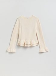 Sweter z falbanami - kremowy. Białe swetry nierozpinane damskie Reserved, l, bez wzorów, z bawełny, bez kołnierzyka, bez ramiączek. Za 129.99 zł.