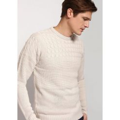 SWETER DŁUGI RĘKAW MĘSKI. Niebieskie swetry męskie TOP SECRET, na zimę, l, bez wzorów, z dzianiny, klasyczne, bez kołnierzyka, bez ramiączek. W wyprzedaży za 49.99 zł.