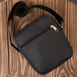 Saszetka męska skórzana na ramię czarna miejska Abruzzo ABR-44. Czarne saszetki i nerki męskie ze skóry, na ramię. Za 99.00 zł.