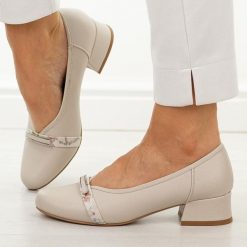 Białe czółenka damskie na obcasie Jezzi Asa279-2. Białe czółenka damskie Jezzi, na lato, z aplikacjami, ze skóry, casualowe, z okrągłym noskiem, bez obcasa, na obcasie, bez zapięcia. W wyprzedaży za 179.10 zł.