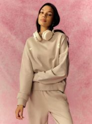 4F Bluza dresowa oversize z kapturem damska - beżowa M. Brązowe bluzy damskie 4F, m, bez wzorów, z dresówki, sportowe, bez ramiączek, z kapturem. Za 179.99 zł.