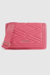 VALENTINO Tłoczona różowa torebka souvenir re satchel. Czerwone listonoszki damskie Valentino by Mario Valentino, bez wzorów, z tłoczeniem, bez dodatków. W wyprzedaży za 399.99 zł.