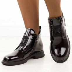 Czarne lakierowane botki damskie Filippo Dbt7383/25. Czarne botki damskie Filippo, na jesień, z aplikacjami, z jeansu, eleganckie, z okrągłym noskiem, bez obcasa, na płaskiej podeszwie, bez zapięcia. Za 359.00 zł.